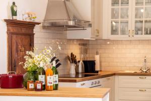 una cocina con botellas de vino y flores en una barra en Podenhaus en Bad Aussee