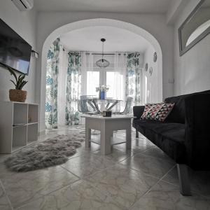 a living room with a couch and a table at Estudio Algarrobo Costa in Algarrobo-Costa