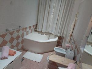アヴォラにあるCasa Vacanze Carusoのバスルーム(トイレ、洗面台付)