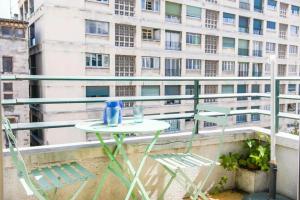una mesa y sillas en un balcón con un edificio en Le Gabian, en Marsella