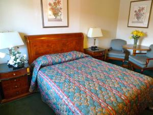 Llit o llits en una habitació de Budget Inn Morgan Hill