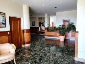 een lobby met een marmeren vloer en planten bij SEA/BEACH-STUDIO MANDELIEU in Mandelieu-la-Napoule