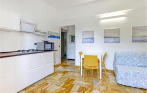 cocina y comedor con mesa y sillas en Lovely Apartment In Genova With Wifi en Génova