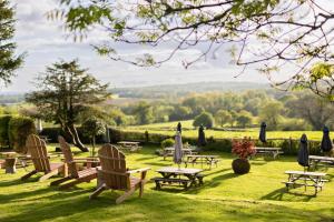 a group of picnic tables and chairs in the grass at The Griffin Inn in Fletching