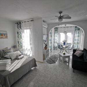 a bedroom with a bed and a living room at Estudio Algarrobo Costa in Algarrobo-Costa