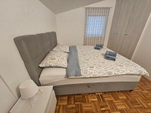Posteľ alebo postele v izbe v ubytovaní Apartmani Viktorija
