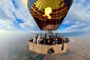 eine Gruppe von Personen, die einen Heißluftballon fahren in der Unterkunft Royal Home Luxor Pool View in Luxor