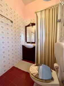 La salle de bains est pourvue de toilettes et d'un lavabo. dans l'établissement Sea Pearl, à Casteldaccia