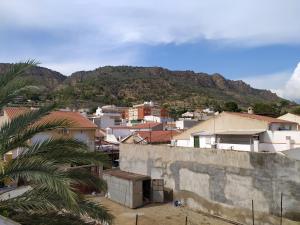 vistas a una ciudad con montañas en el fondo en Casa del carpintero, en Alhama de Murcia