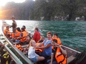 Panvaree Resort في Ban Chieo Ko: مجموعة من الناس في قارب على الماء