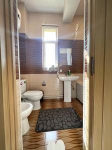 Koupelna v ubytování Large modern apartment mix style