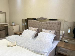 Rúm í herbergi á LARGE MODERN APARTMENT mix style