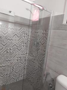 y baño con ducha y puerta de cristal. en Il Siriaco en Calatabiano