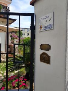 a white wall with a clock and a sign on it at Ca' do Dria in La Spezia