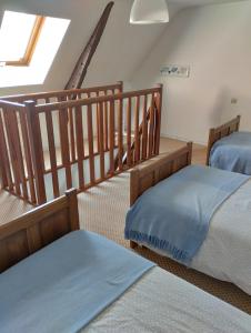 una camera con due letti e una scala di Le Manoir de la Pichardière a Cherrueix