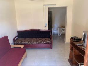 un soggiorno con divano e TV di Chalet - Calipsio neighbourhood a Ras Sedr
