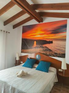 1 dormitorio con 1 cama con una pintura en la pared en Appartement avec vue sur mer et piscine tropicale en Son Xoriguer