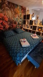 1 dormitorio con 1 cama con toallas en Appartement Bilimbi Guadeloupe entre Sainte-Anne et Saint-François, en Sainte-Anne