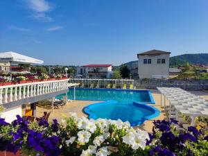 vistas a una piscina con flores en Hotel Elit, en Kirkovo