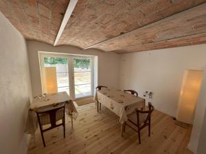 una sala de estar con 2 mesas y una ventana en Solbjerg Skov B&B, en Solbjerg