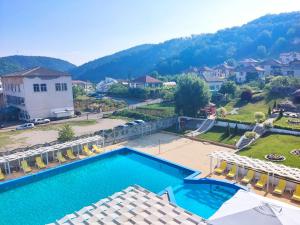 基爾科沃的住宿－埃立特酒店，度假村游泳池的图片