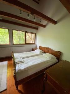 Ένα ή περισσότερα κρεβάτια σε δωμάτιο στο Máréfalvi vendégház