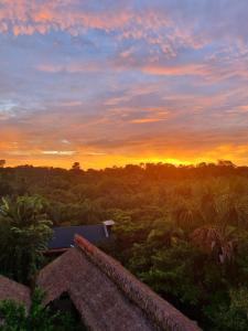 una vista de la puesta de sol desde el techo de una casa en Casa Azul Reserva Amazonica, en Leticia