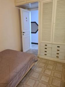 - une chambre avec un lit, un placard et une porte dans l'établissement La casa di Nataly, à Fregene