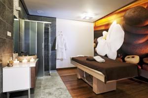 łazienka z łóżkiem, prysznicem i umywalką w obiekcie Hotel Żywiecki Medical SPA & Sport Żywiec w Żywcu