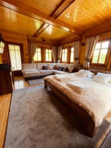 ein Schlafzimmer mit einem großen Bett in einem Holzzimmer in der Unterkunft Zlatibor Resort & Spa in Zlatibor