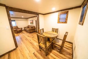 een woonkamer met een tafel en stoelen en een bank bij St. Elmo Hotel in Ouray