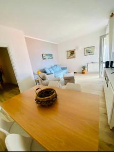 ein Wohnzimmer mit einem Tisch und einem blauen Sofa in der Unterkunft La Coccona in Porto Venere
