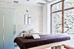 Łóżko lub łóżka w pokoju w obiekcie Hotel Żywiecki Medical SPA & Sport Żywiec