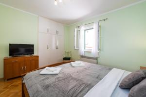 um quarto com uma cama com duas toalhas em CENTRO apartment em Zadar