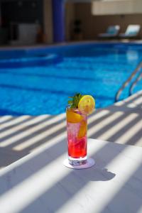 Sundlaugin á La Maison Hotel Doha eða í nágrenninu