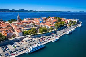 una vista aérea de una ciudad con barcos en un puerto en CENTRO apartment en Zadar