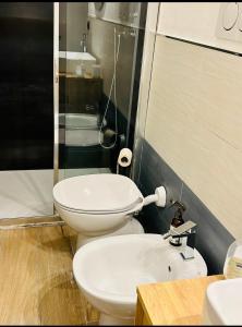ein Badezimmer mit einem weißen WC und einem Waschbecken in der Unterkunft La Coccona in Porto Venere