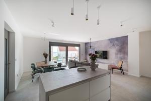 eine Küche und ein Wohnzimmer mit Tisch und Stühlen in der Unterkunft Vila Cvita in Primošten