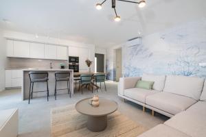 ein Wohnzimmer mit Sofa und Tisch in der Unterkunft Vila Cvita in Primošten