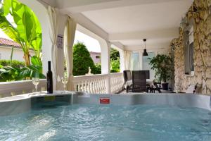 Bazén v ubytování Apartments Motar nebo v jeho okolí