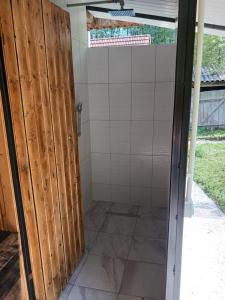 Ciungani的住宿－Camping Ciungani，浴室里设有玻璃门淋浴