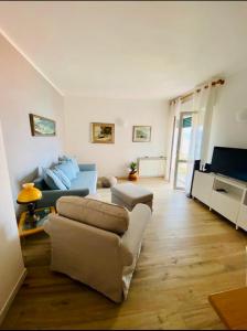 ein Wohnzimmer mit einem Sofa und einem Tisch in der Unterkunft La Coccona in Porto Venere