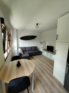 uma sala de estar com uma mesa e um sofá em Digital Nomad Paradise - Garaje/PC monitor em Salinas