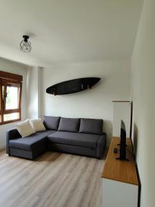 uma sala de estar com um sofá e uma televisão em Digital Nomad Paradise - Garaje/PC monitor em Salinas