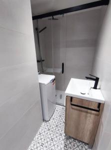 uma casa de banho com um lavatório e um WC em Digital Nomad Paradise - Garaje/PC monitor em Salinas