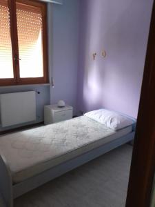 Cama en habitación con ventana y cama sidx sidx sidx sidx en Albergo Caprile, en Uscio