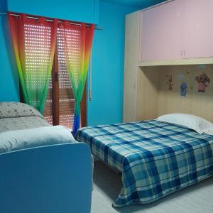 1 dormitorio con 1 cama con manta a cuadros en Albergo Caprile, en Uscio