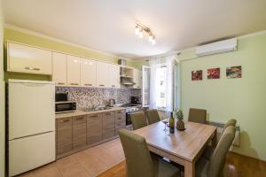 扎達爾的住宿－CENTRO apartment，厨房配有桌椅和冰箱。