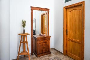 Zimmer mit einem Spiegel und einer Holztür in der Unterkunft Brisas de Anaga in Santa Cruz de Tenerife