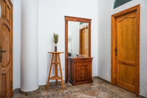 ein Badezimmer mit einem Spiegel und einem Holzhocker in der Unterkunft Brisas de Anaga in Santa Cruz de Tenerife